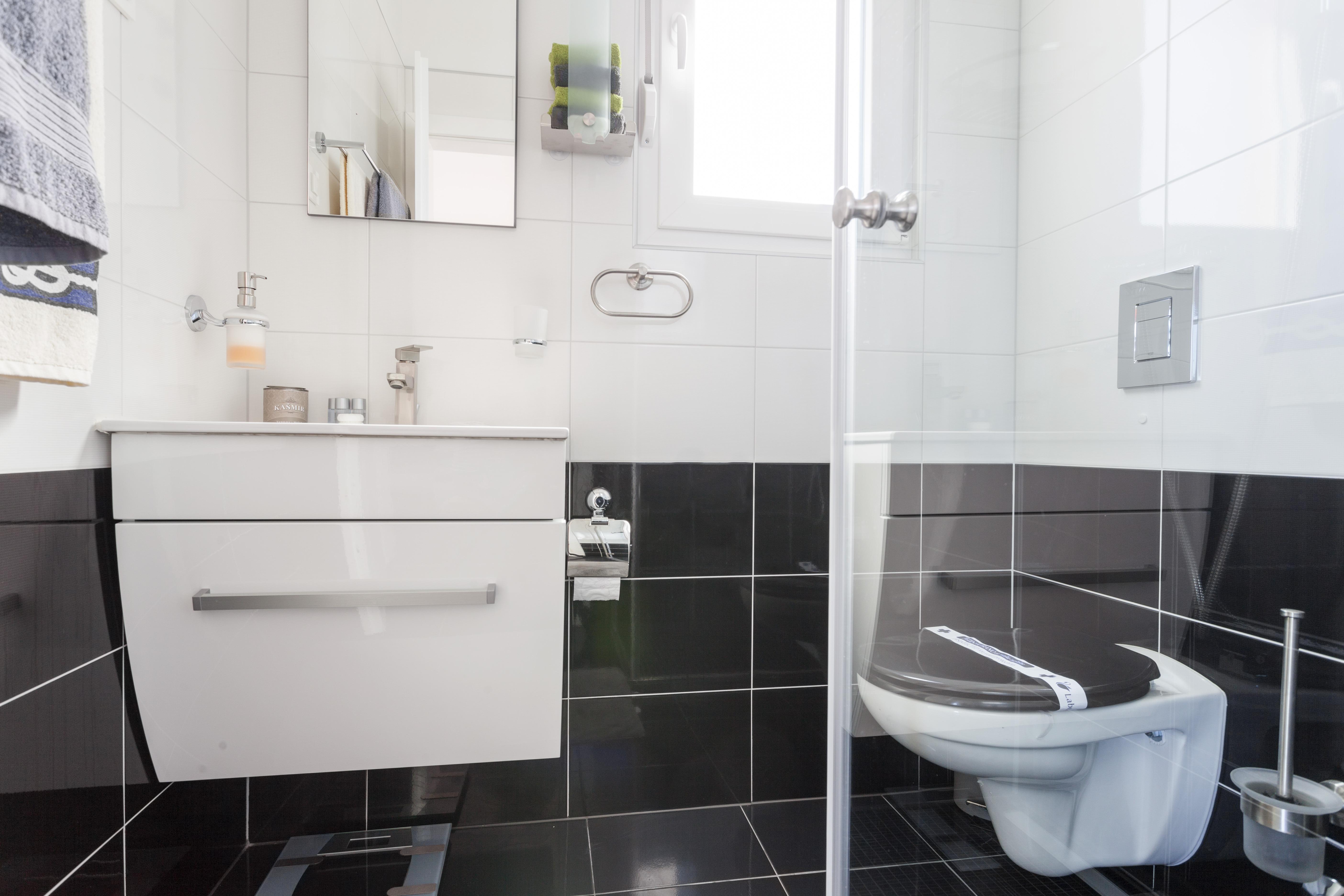 Toni 2 bathroom