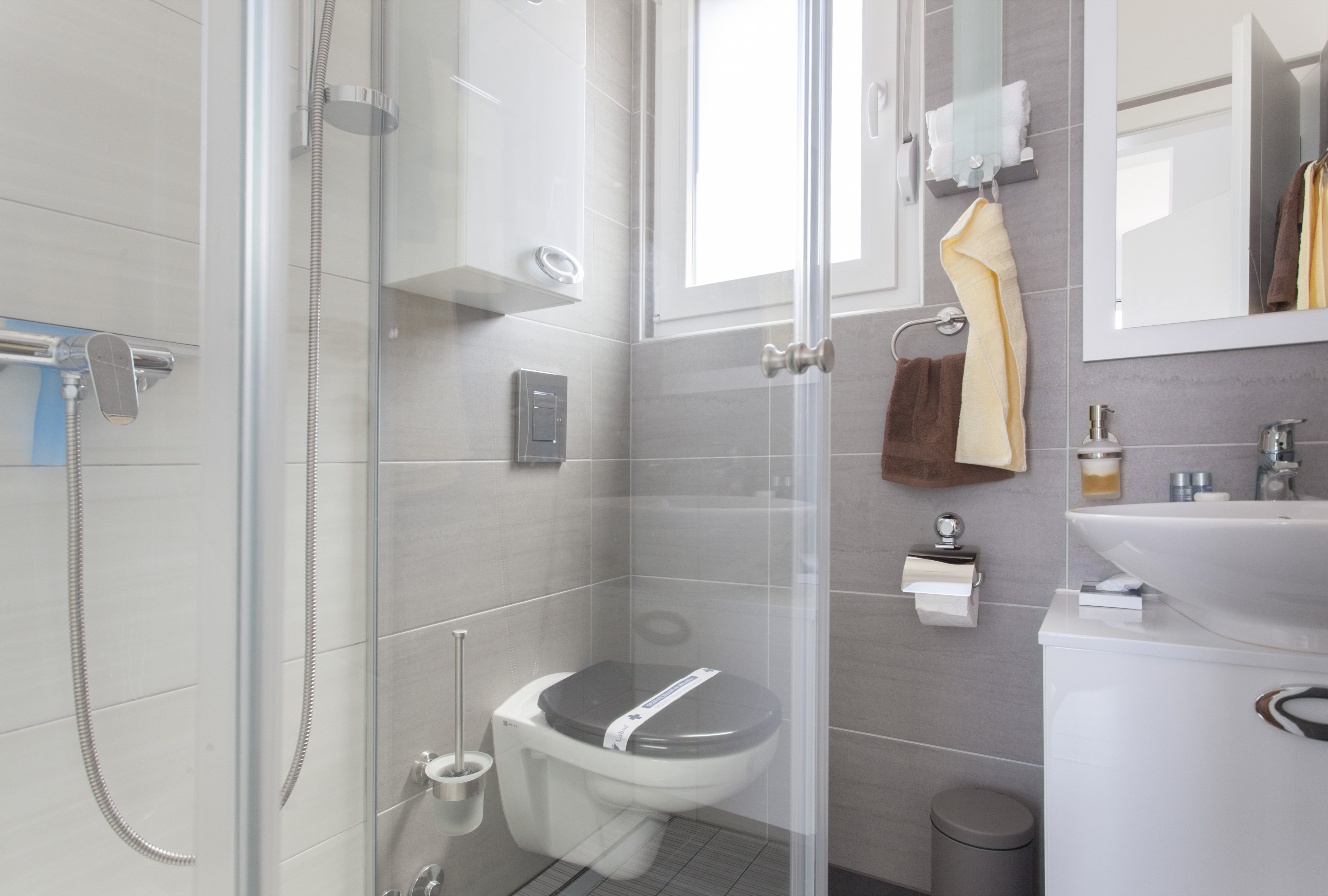 Toni 3 bathroom